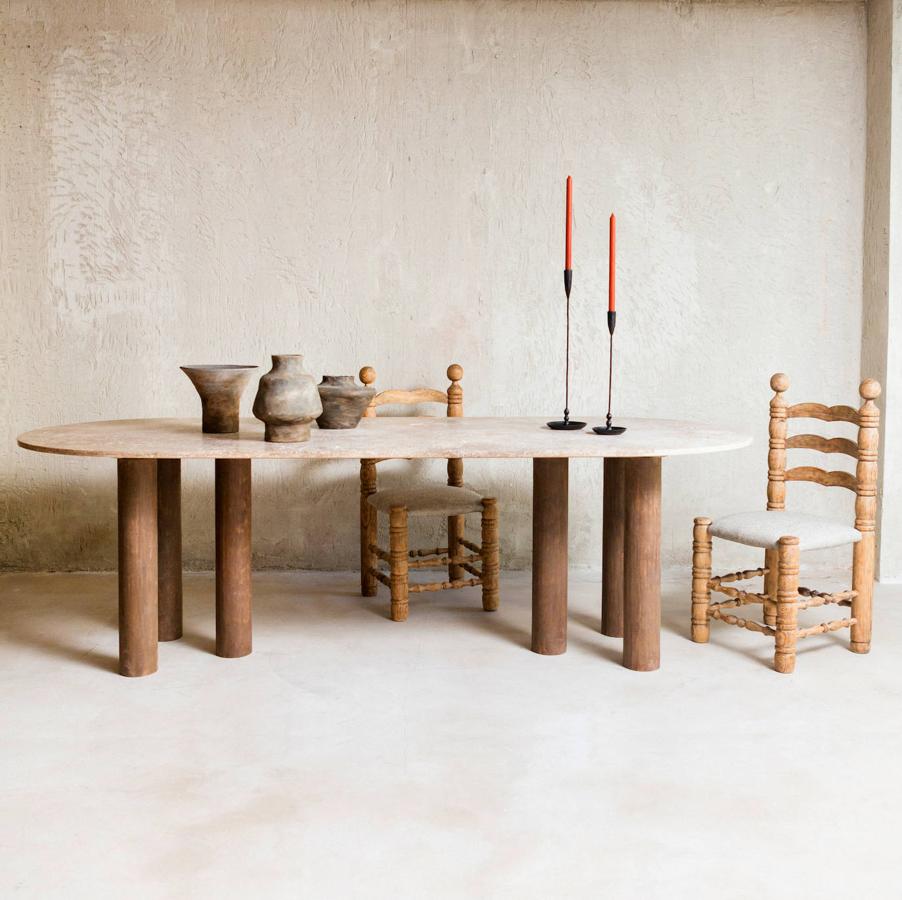 “Para una buena combinación es muy importante el concepto que yo llamo ‘del acento’. Se basa en poner el punto focal en un rincón o pieza para resaltarla consiguiendo que sea la protagonista de todo el ambiente”. En la foto, mesa de comedor Pedraza, sillas camperas antiguas y selección de cerámica artesanal.