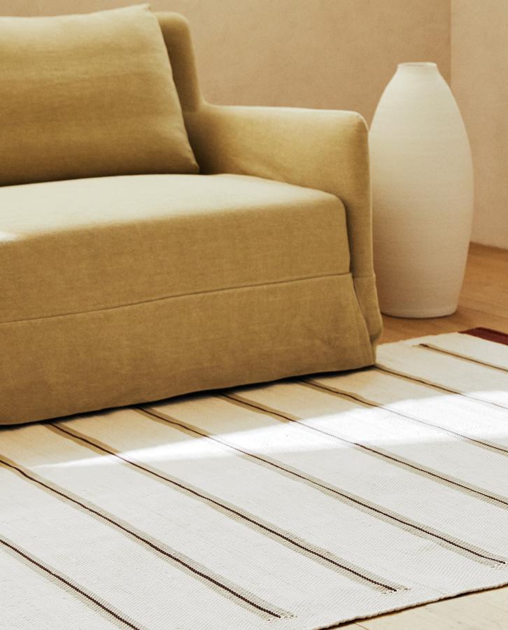 En color crudo y con estampado de rayas, esta alfombra de algodón de 150x200 centímetros tiene ahora un precio de 79,99 euros (antes 129 euros).