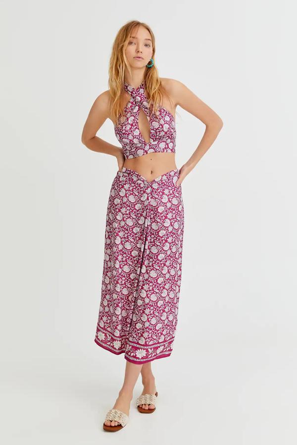 Este conjunto estampado está formado por una falda larga (22,99 euros) con falso nudo en la cintura y un top cropped (15,99 euros) con cuello halter cruzado.