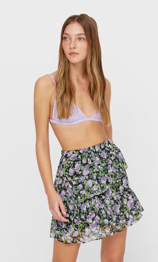 Disponible en varios colores, esta falda mini con volantes y elástico en la cintura tiene ahora un precio de 9,99 euros (antes 15,99 euros).