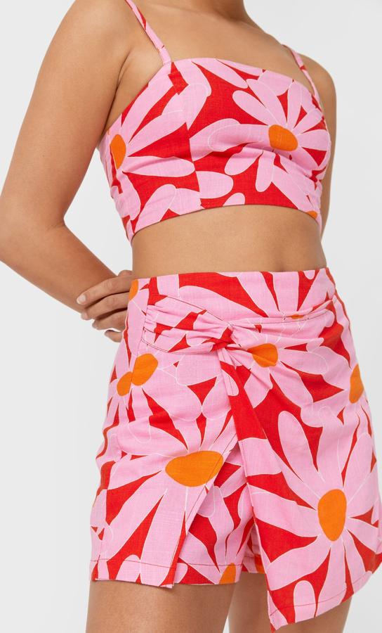 En color rosa fucsia y estampado floral, esta falda pantalón mini con tiro alto y detalle de nudo en la parte delantera tiene un precio rebajado de 9,99 euros (antes 15,99 euros).