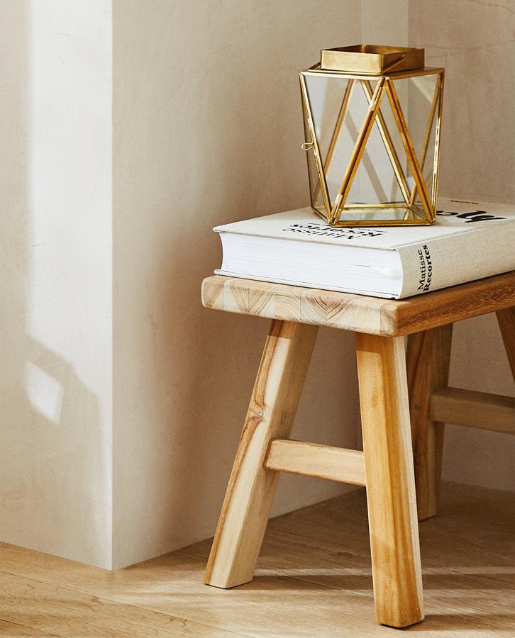 Este farolillo de cristal y latón envejecido en color dorado tiene una altura de 14 centímetros y un ancho y fondo de 12. Tiene un precio rebajado de 9,99 euros (antes 17,99 euros).