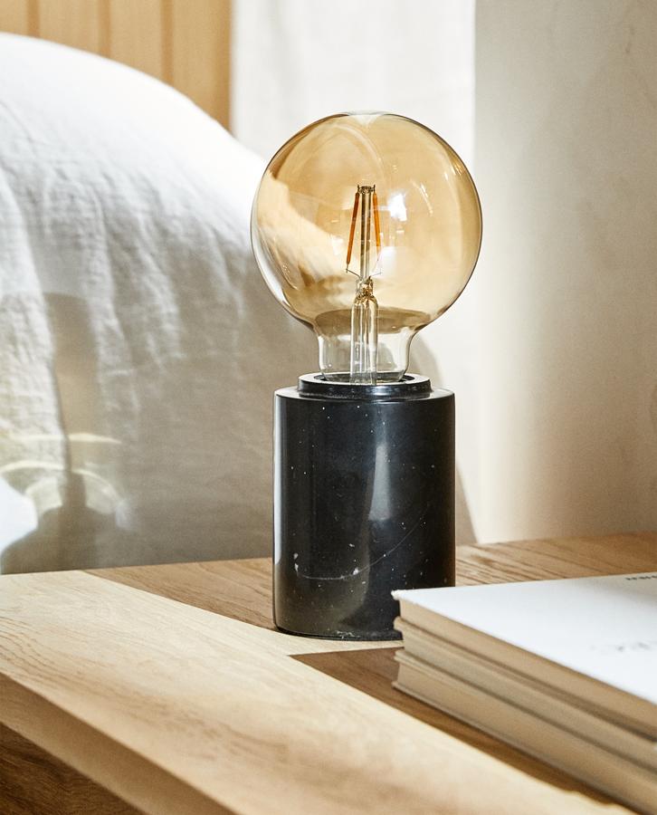 Esta lámpara de mesa con base redonda de mármol en color negro tiene un precio rebajado de 29,99 euros (antes 49,99 euros).