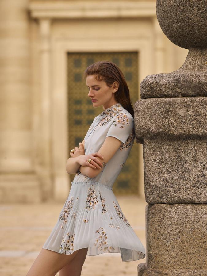 Vestido de RED Valentino y anillos de Isabel Guarch.