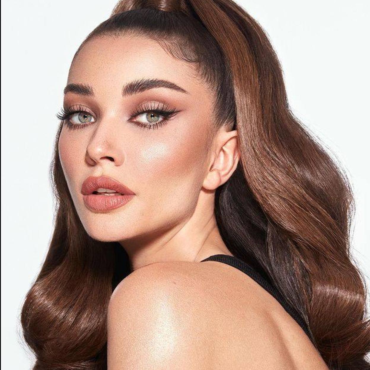 Pincha aquí para ver diez famosas que se atreven a hacerse selfies sin maquillaje y arrasan en Instagram.