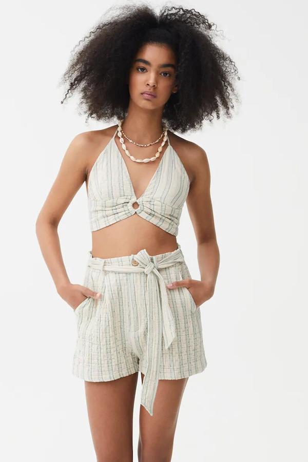 Esta bermuda en color arena con rayas verticales en azul turquesa cuenta cinturón y bolsillos y tiene un precio rebajado de 12,99 euros (antes 17,99 euros). Es de Pull&Bear.