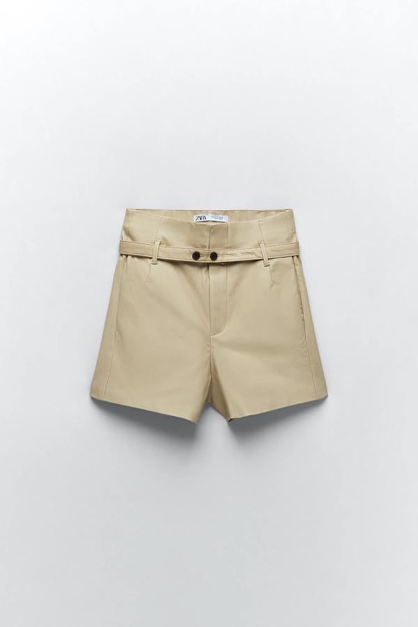 Esta bermuda de tiro alto en color tostado claro cuenta con cinturón del mismo tejido y bolsillos laterales. Es de Zara y ahora tiene un precio de 5,99 euros (antes 22,95 euros).