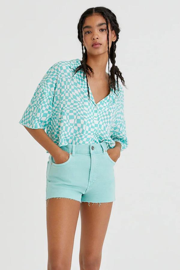 Disponible en turquesa o en rosa, este pantalón corto denim de tiro alto es de Pull&Bear y tiene un precio rebajado de 12,99 euros (antes 19,99 euros).