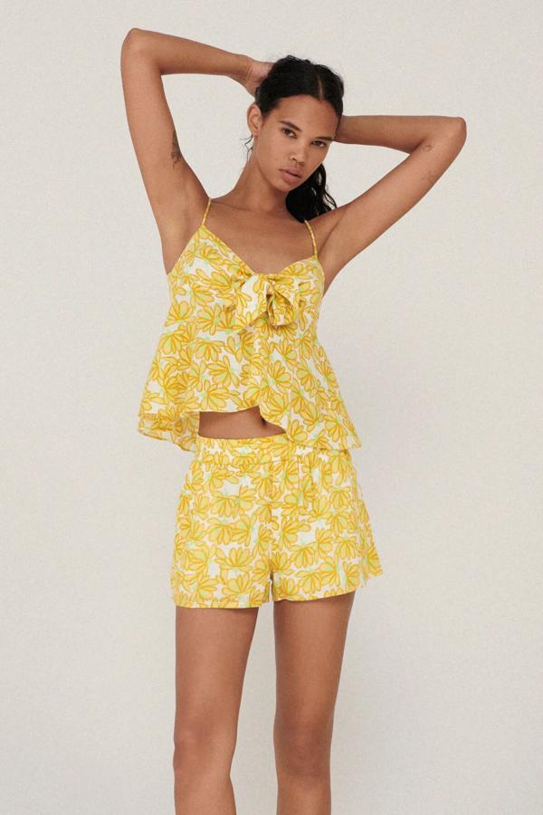Disponible en amarillo o salmón, estos shorts estampados de tiro alto y cintura elástico son de Zara y tienen un precio rebajado de 12,99 euros (antes 19,95 euros).
