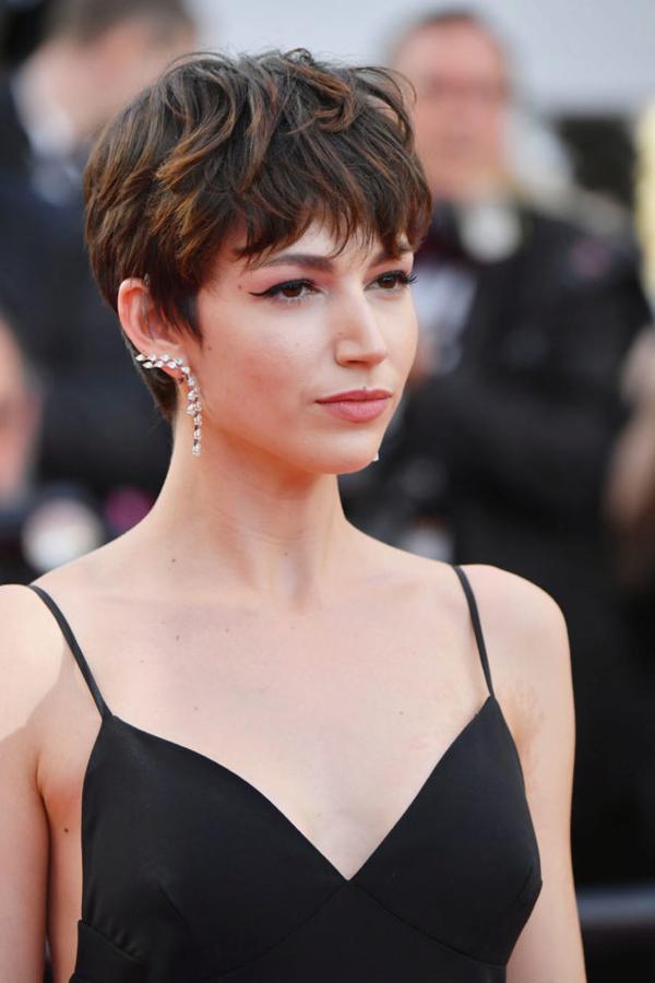 El tema de la intensidad es complicado, y para saber cómo hacerlo, el mejor ejemplo es seguir el modelo de Úrsula Corbero. Al conocer sus cejas sabe qué productos tiene que tener y qué dos tonos son los adecuados. La actriz consigue tener una expresión más atrevida, y evitarás que las arrugas se marquen de más. 