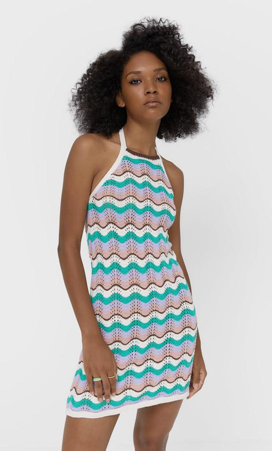 Este vestido corto de crochet multicolor a zigzag cuenta con cuello halter y tiene un precio de 25,99 euros.