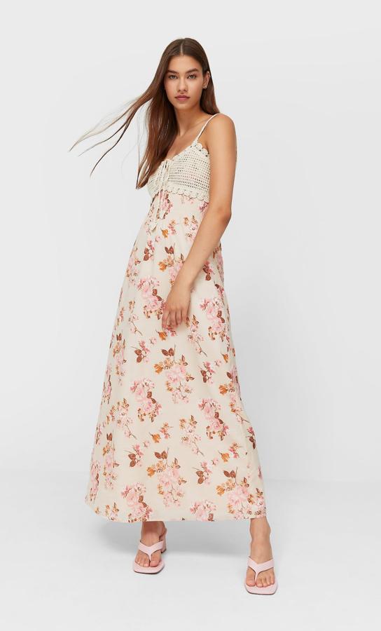 En color piedra, este vestido largo de escote de pico y tirantes cuenta con crochet en la parte superior y estampado floral en la falda. Tiene un precio de 29,99 euros.