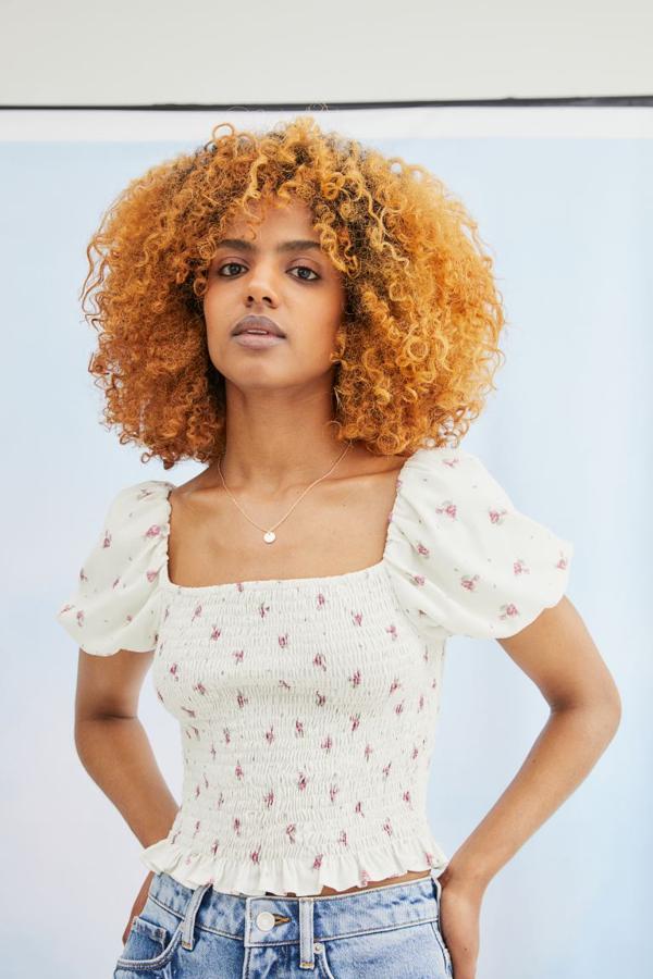 Top con nido de abeja y estampado de flores de H&M (19,99 euros)