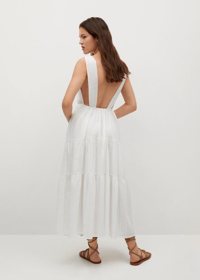 Vestido midi de color blanco con la espalda abierta de Mango (39,99 euros)