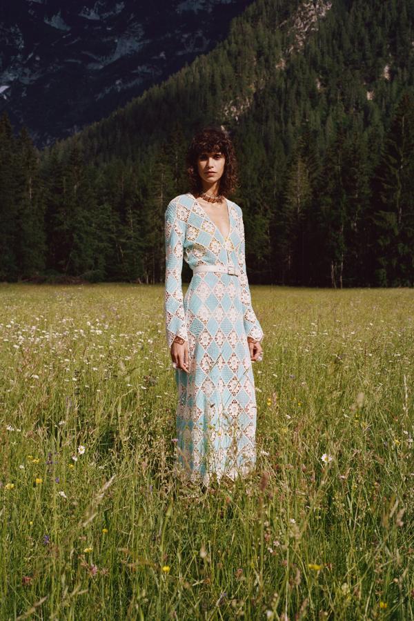 Vestido de crochet en blanco y azul de Zara (49,99 euros)