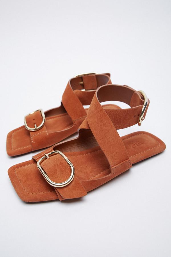 Sandalias de ante en color cuero de Zara (59,99 euros)