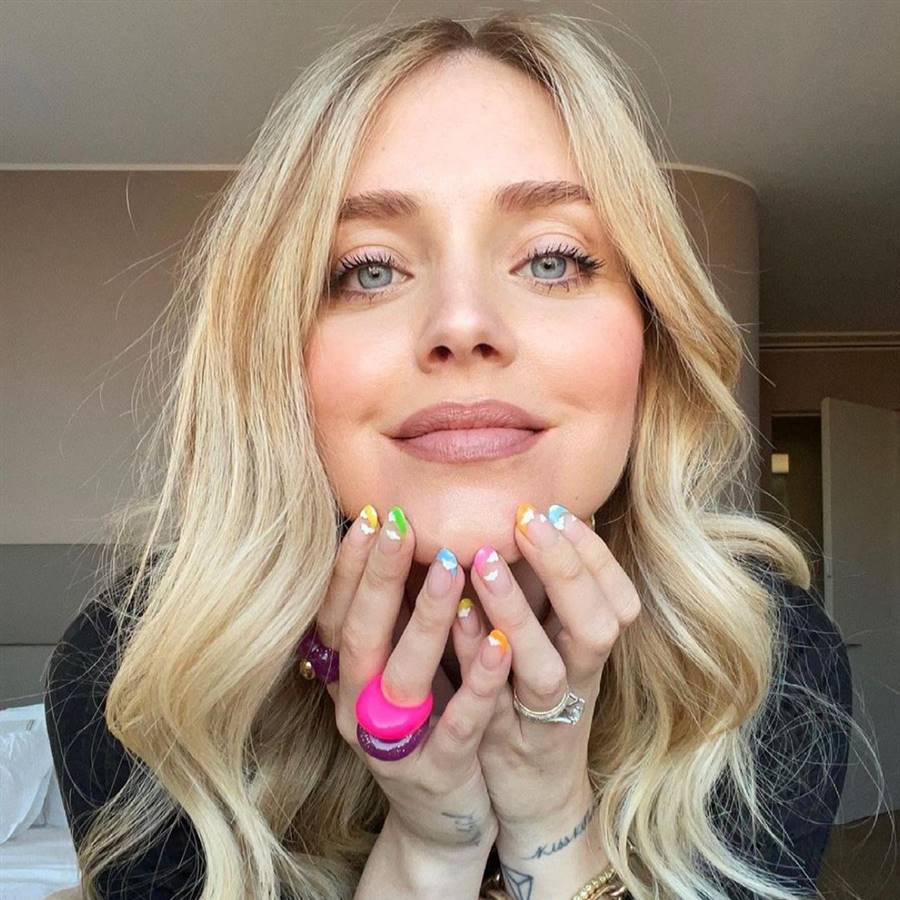 Chiara Ferragni con manicura wave con diferentes colores