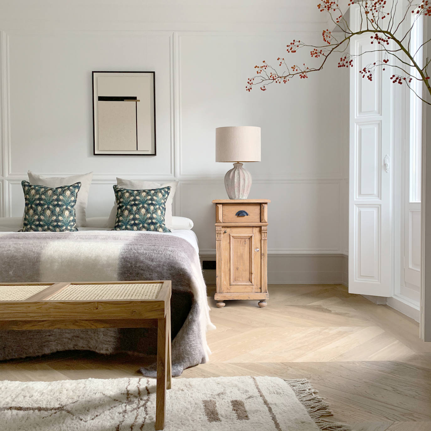 “A la hora de decorar siempre hay que tener en mente la proporción entre los muebles y la estancia en la que se van a colocar. Eso hace creíble la propuesta decorativa y además te permite colocar de una forma más equilibrada todo el mobiliario que necesitas para hacerla cómoda y atractiva”.