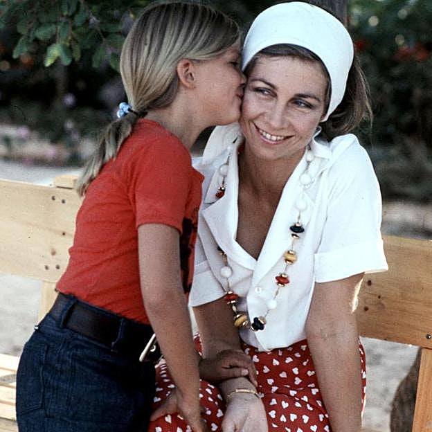 Sencilla, con un inmenso sentido del deber ante las dificultades e infidelidades y la royal más querida de la monarquía española: las ocho razones por las que todo el mundo adora a la reina Sofía