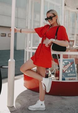 Imagen secundaria 2 - @mariasegarr con conjunto de blanco de Lili Sidonio, @natichualcantara con camisa estampada de Molly Bracken y @juliaa_celina con conjunto rojo de Lili Sidonio.