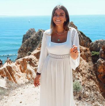 Imagen secundaria 1 - @beapfernandez con camisa de Molly Bracken, @teresaperezort con vestido blanco de Molly Bracken y @luciasvriz con falda estampada de Molly Bracken.