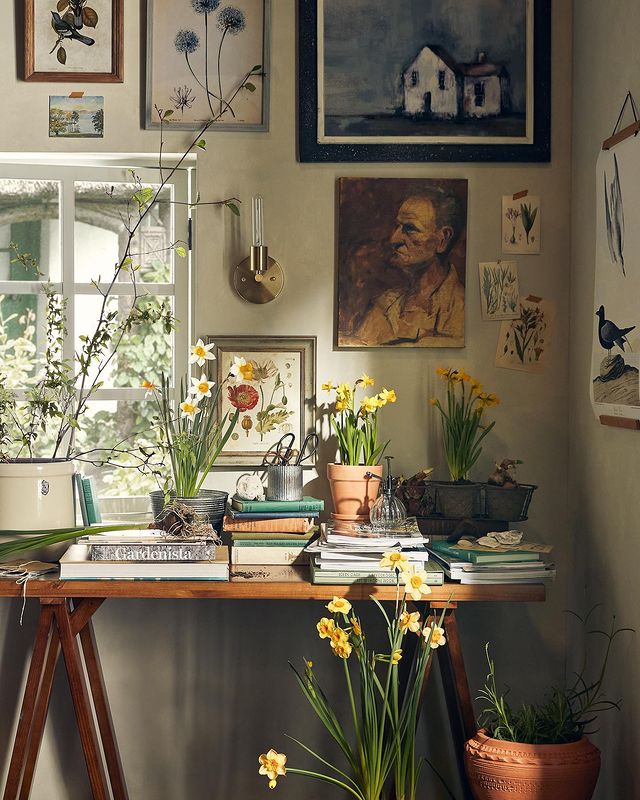 Si te toca trabajar en verano, mejor hacerlo en un espacio lleno de color y frescura. Las flores aportarán ese punto único e inspirador para conseguir dar forma a grandes ideas.