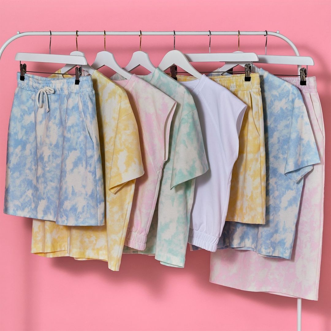 Prendas con estampado tie-dye, el print noventero que vuelve este verano y pinta nuestras prendas de tonos muy vivos perfectos para rejuvenecer nuestro look. Desde 6 euros en Primark.