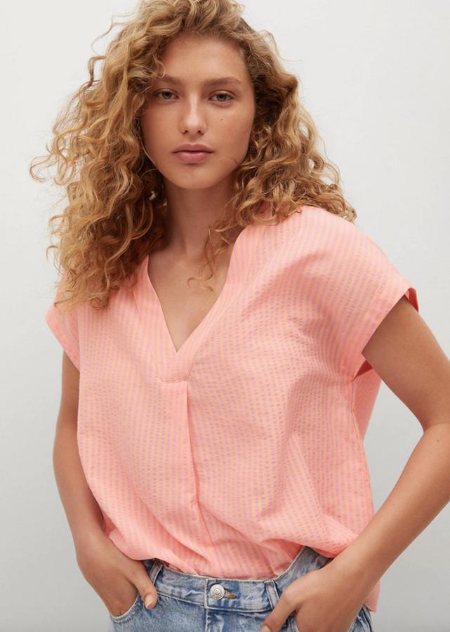 Con estampado de rayas verticales a tono, esta blusa oversize en tejido fluido y diseño recto viene con escote de pico y mangas cortas. Disponible entre las tallas XS y XL, cuesta 19,99 euros. 