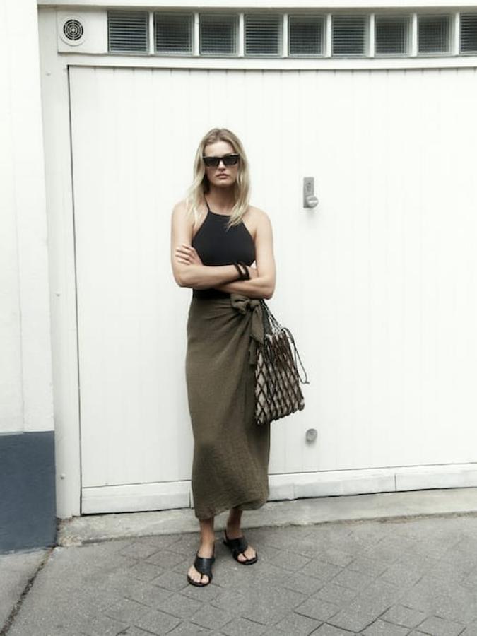 La firma ha apostado por el diseño tendencia del momento, el pareo, para esta falda en color caqui con nudo lateral frontal y diseño midi. Con un precio de 79,95 euros, podemos encontrarla en las tallas S, M y L. 