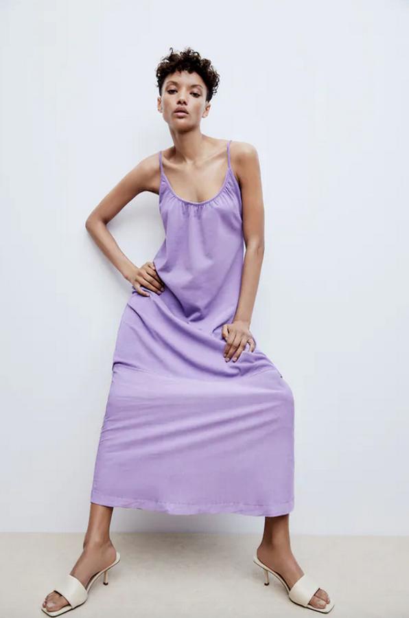 En color lila, con escote redondo y tirantes finos, este vestido largo confeccionado con al menos un 50% de algodón orgánico costaba 19,95 euros y ahora podemos encontrarlo por 9,99 euros en las tallas S, M y L. 