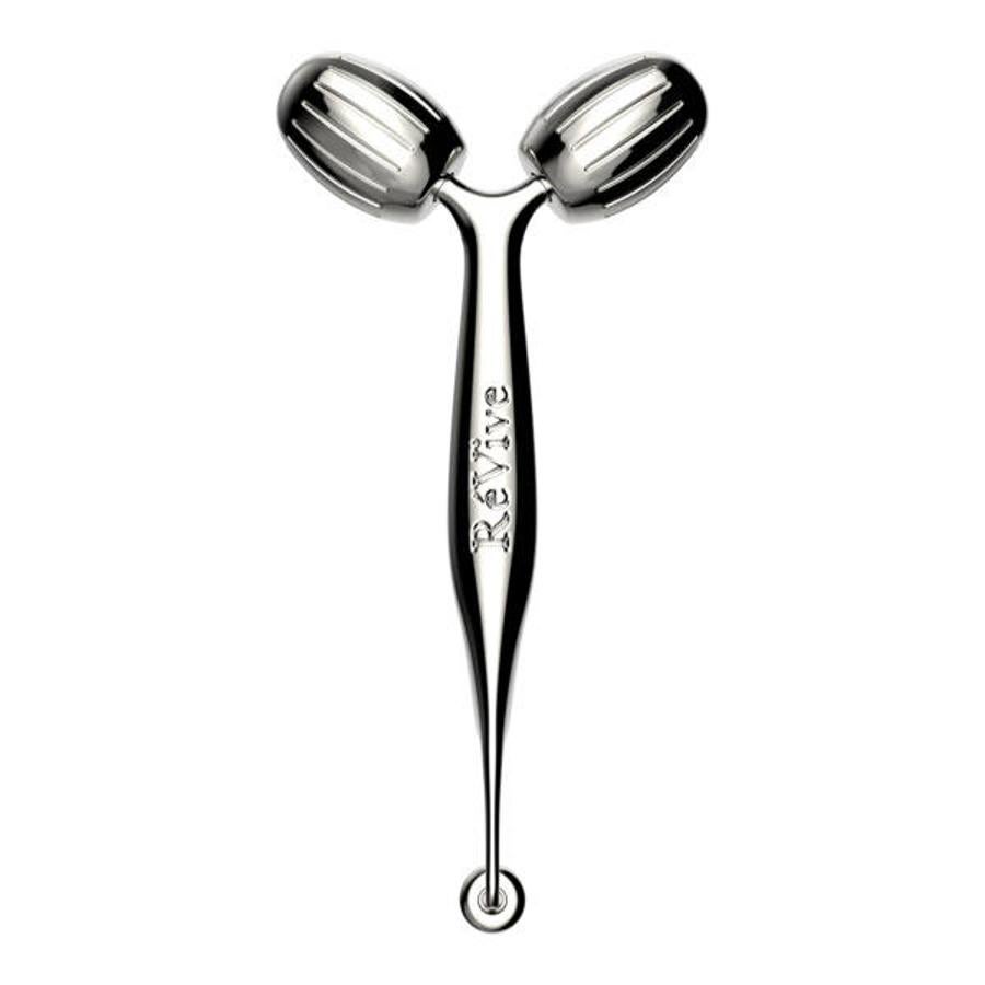 Un rodillo de masaje para desinflamar y contornear el rostro. Está hecho de Zamak, por lo que se mantiene frío para combatir mejor la hinchazón. Su doble punta agarra y levanta los músculos faciales, a medida que drena los fluidos. Super sencilla de utilizar y muy eficaz.