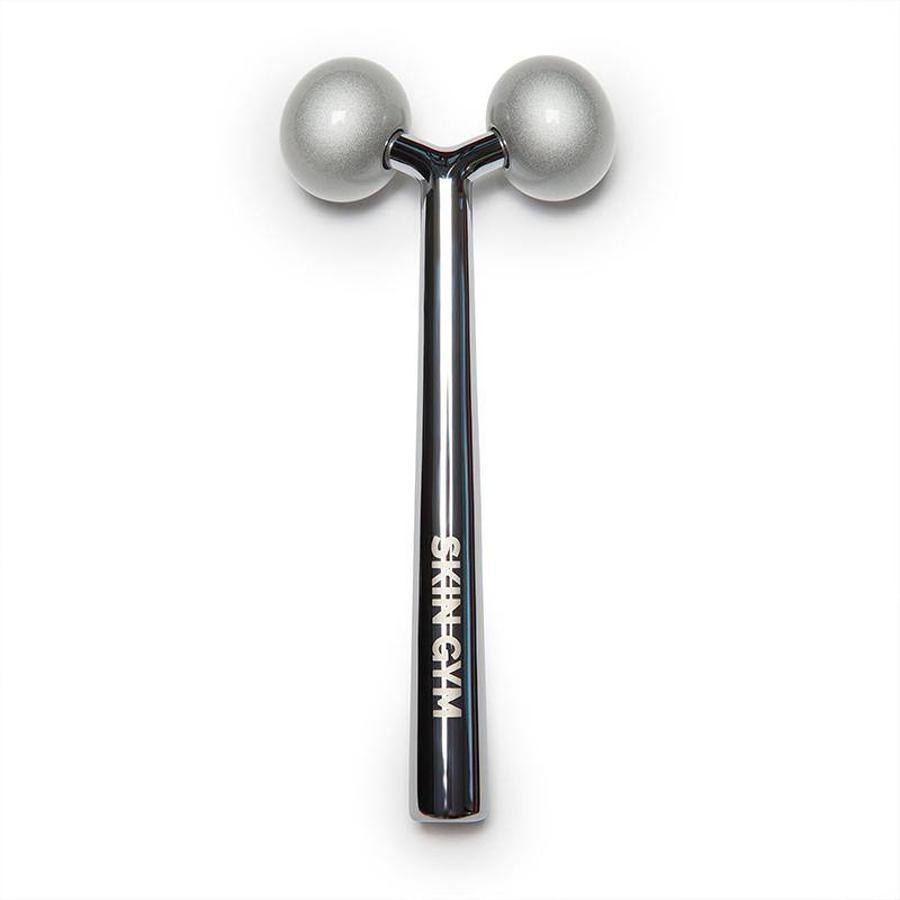 Un dispositivo metálico que imita la acción de los nudillos, masajeando la piel para un efecto reafirmante y tonificado. Es decir, hace los mismo que un lifting. Se recomienda utilizarlo acompañado del sérum.