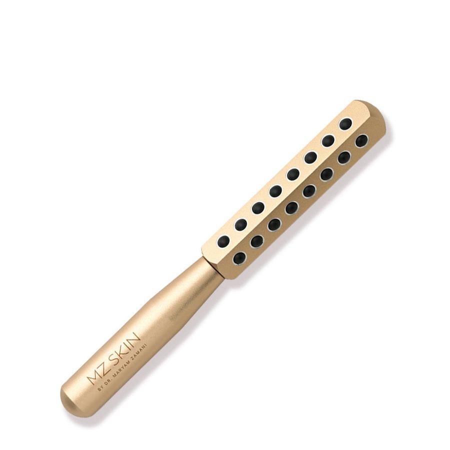 Este utensilio está hecho de germanio, que atrae los iones negativos en la piel y la protege de las partículas de contaminación. Las pequeñas piedras que tiene incorporadas sirven como acupresión, lo que desplaza los bloqueos del sistema linfático.