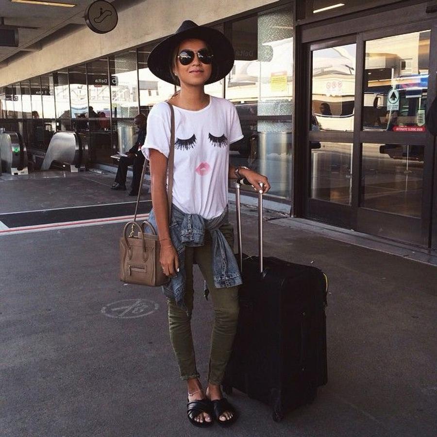 Camiseta con dibujo + pantalón de color caqui + sandalias planas