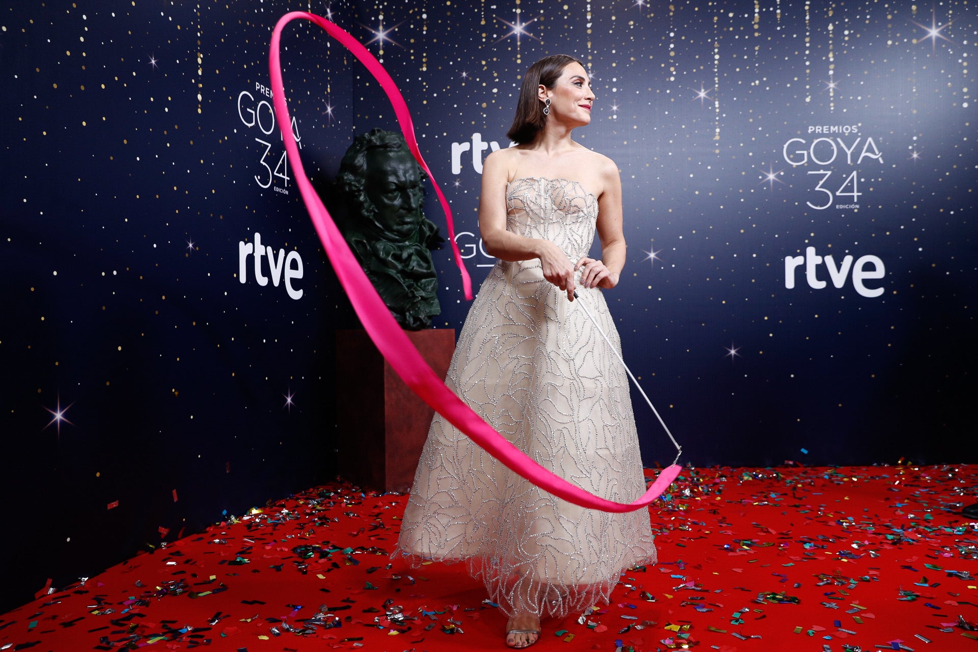 Y de invitada, pasamos a novia: ¿y si nos casáramos con un vestido joya de inspiración new look como este de Oscar de la Renta que llevó Tamara Falcó en los Goya 2020?