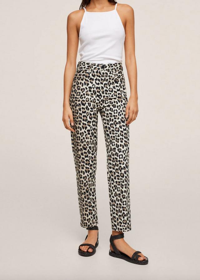 De diseño recto, con estampado de leopardo en tonos grises y negros, este pantalón tobillero de tiro alto, con cinco bolsillos y cierre de cremallera y botón cuesta 29,99 euros y podemos encontrarlo entre las tallas 32 y 46.