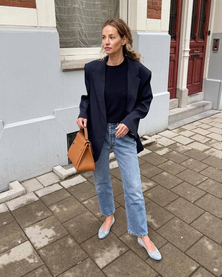 Un look clásico. Y, básico. Americana azul marino, camiseta a conjunto, vaqueros rectos que dejan ver los tobillos, bailarinas y bolso grande marrón. Un 10 de 10.