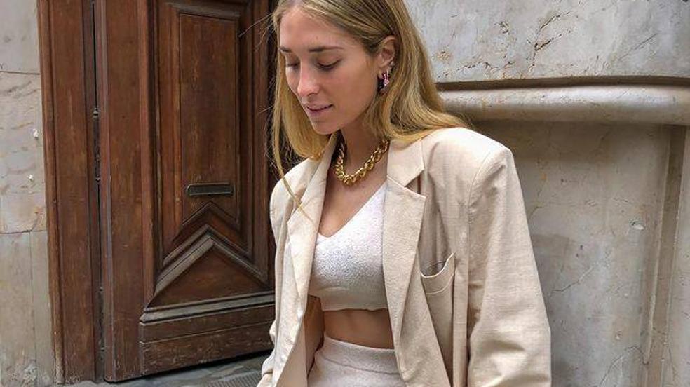 Los tejidos ligeros o los colores claros son la clave para lucir estas prendas holgadas tipo masculino en verano