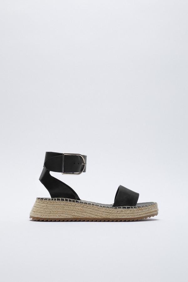Sandalias con cuña de esparto de Zara (39,99 euros)