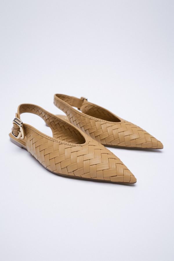 Zapatos destalonados con piel trenzada de Zara (29,99 euros)