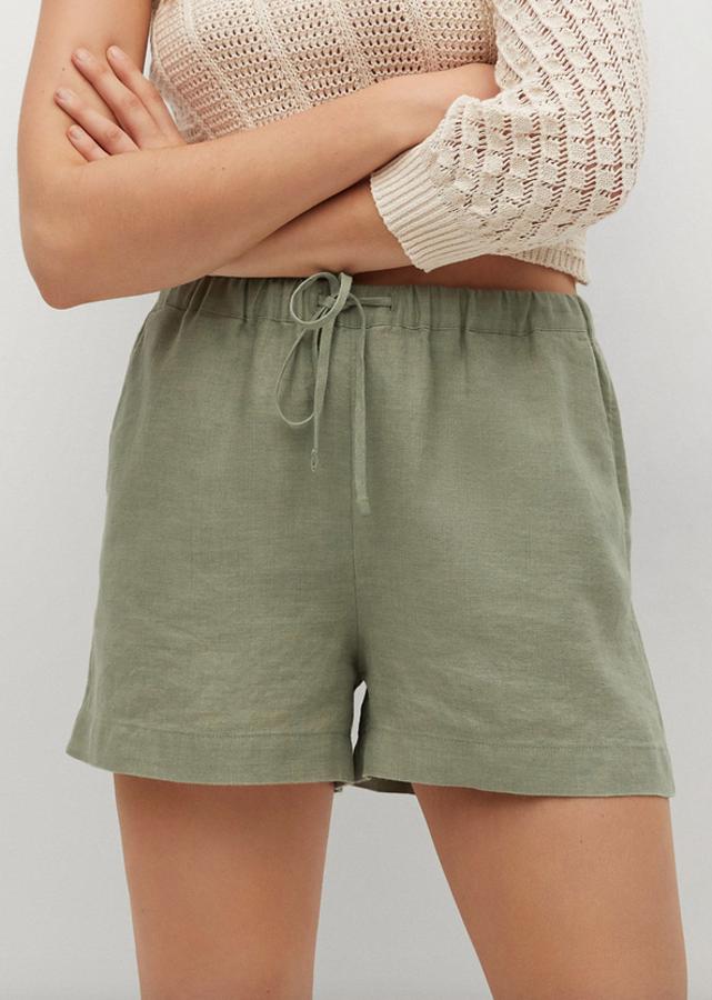 Confeccionados en lino y disponibles en lila, caqui o beuge, estos shorts de Mango de diseño recto con cintura elástica y cierre de cordón a tono viene con bolsillos laterales y de 25,99 euros ha pasado a costar 17,99 euros. 