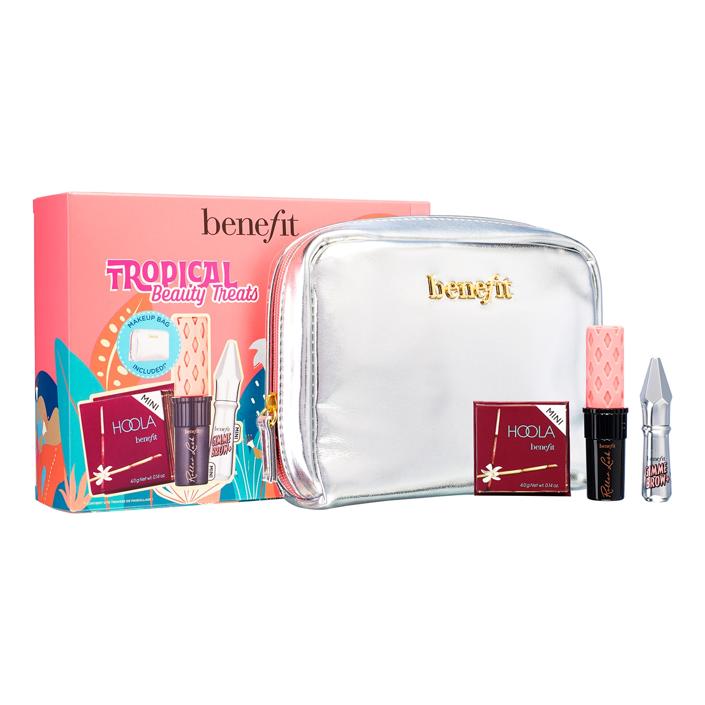 Este es el estuche (32,99 euros) que te seguirá a todas partes durante el verano de Benefit. Contiene la máscara de pestañas de Roller Lash, el lápiz de cejas de Gimme Brow y el famoso bronceador Hoola. 
