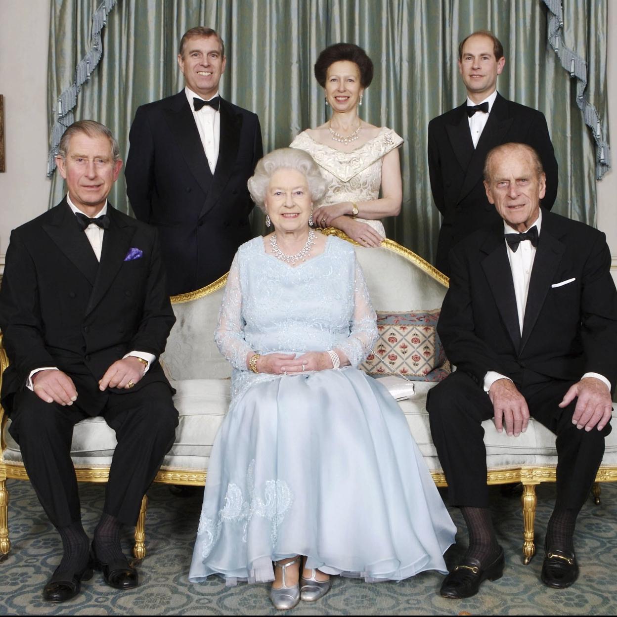 La reina Isabel II con su marido, el fallecido Felipe duque de Edimburgo, y sus hijos. Si quieres ver la vida de la reina en imágenes, pincha en la foto.