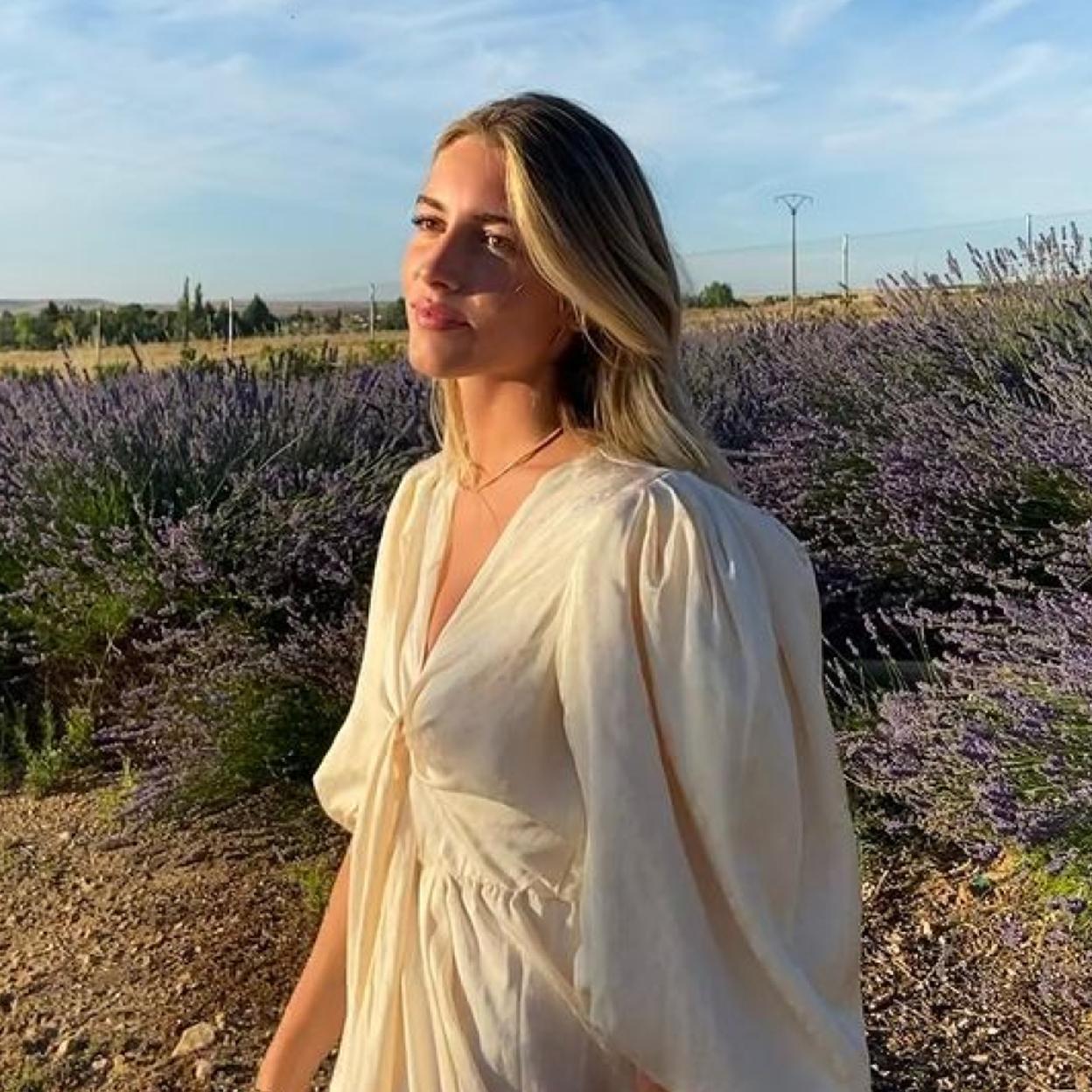 Pincha en la imagen para ver los vestidos de invitada que puedes comprar en las segundas rebajas de Sfera por muy poco.