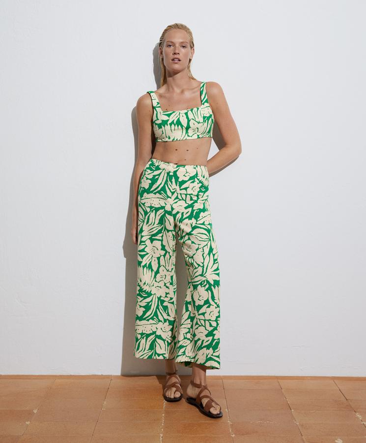 Pantalón ancho con estampado vegetal de Oysho (39,99 euros)