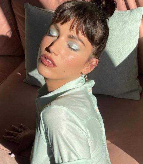 Imagen principal - Úrsula Corbero con la sombra de ojos de este verano 