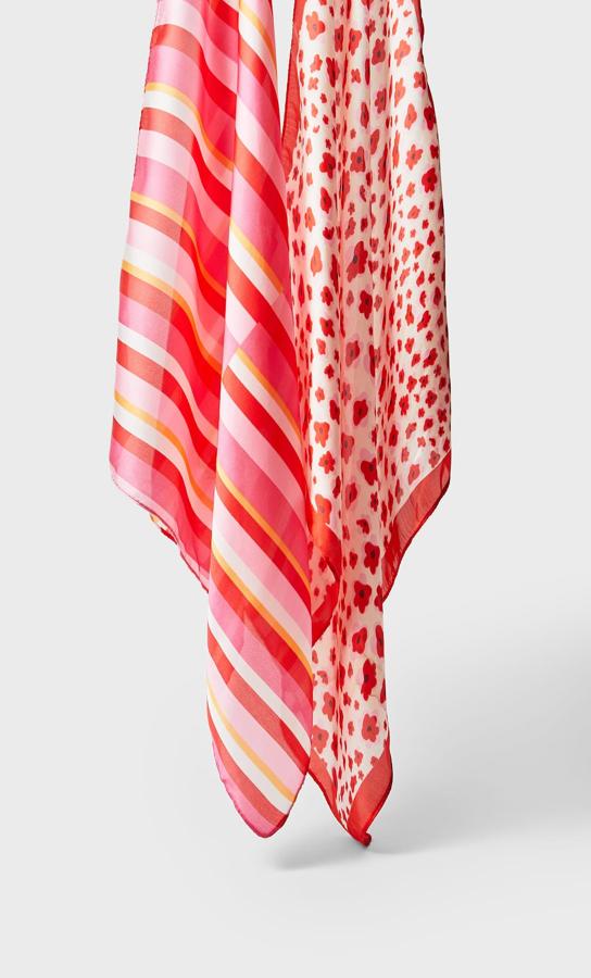 Este pack de dos bandanas en color rojo con diferente estampado tiene un precio de 9,99 euros.