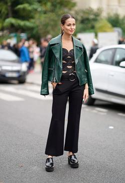 Imagen secundaria 2 - Los zuecos de tacón de Stradivarius los hemos visto similares en el street style.