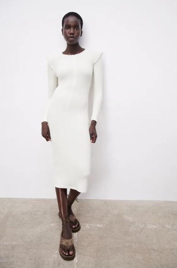 Vestido de punto con volantes (rebajado a 5,99 euros).