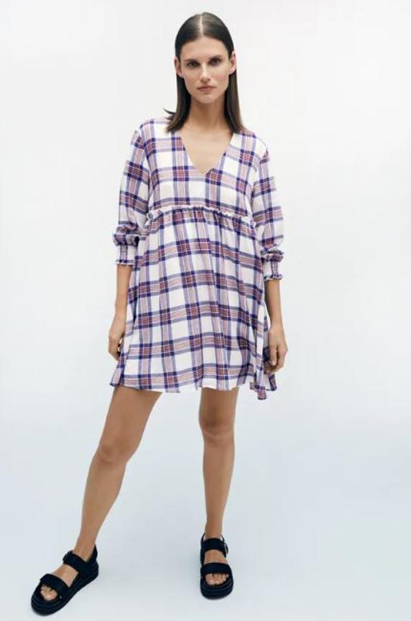 Vestido corto de cuadros (rebajado a 12,99 euros).